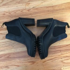 EXCELLENT CONDITION Doc Martens heeled chelsea boots size 10